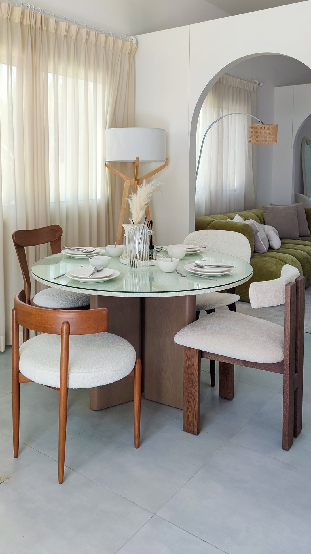 NAMIA DINING TABLE